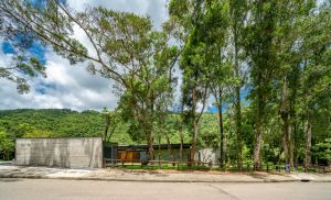 The layout of the visitor centre has preserved many trees for visitors to have a picnic or a break in the shades.