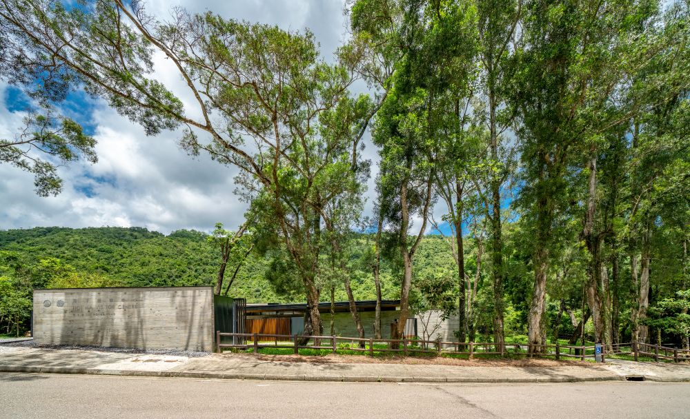 The layout of the visitor centre has preserved many trees for visitors to have a picnic or a break in the shades.