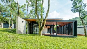The layout of the visitor centre has preserved many trees for visitors to have a picnic or a break in the shades.