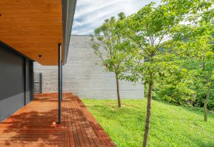 A covered corridor and a small courtyard are built behind the office. Different varieties of veranda and courtyard spaces are closely knitted together to reinterpret the atmosphere of an old traditional village with alleys traversing in between.