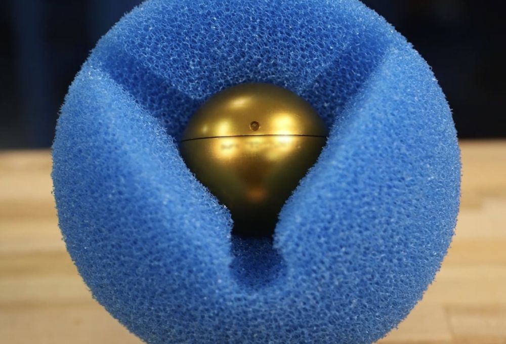 In line with the development of WIN, the WSD will introduce more advanced water mains leakage detection technologies, such as the spherical floating equipment with a built-in leakage detection device shown in the picture, which is able to locate leaks inside water mains.