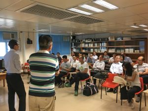 Through various channels, including the briefing shown in the picture, the WSD seeks to raise the awareness of property owners and property management companies on detecting leakage and repairing communal pipes in private housing estates proactively. 