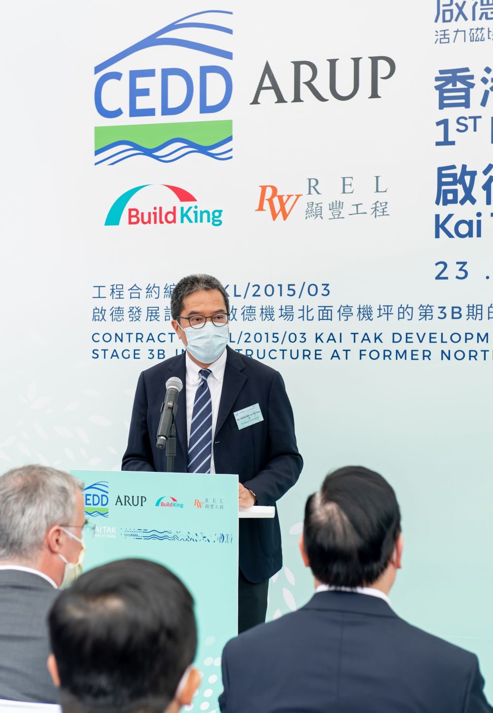 The Secretary for Development (SDEV), Mr WONG Wai-lun, Michael, addressed the ceremony for successful breakthrough of the first Rectangular Tunnel Boring Machine (RTBM) in Hong Kong held earlier (23 October). 