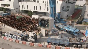After installing the hydraulic jacks, the cradle and the RTBM in the launching shaft, the workers put inside the prefabricated tunnel segments one by one. The boring machine and the hydraulic jacks then push the whole series of segments forward gradually until reaching the receiving shaft at the other end of the tunnel.