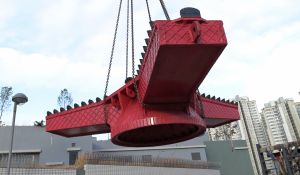 After installing the hydraulic jacks, the cradle and the RTBM in the launching shaft, the workers put inside the prefabricated tunnel segments one by one. The boring machine and the hydraulic jacks then push the whole series of segments forward gradually until reaching the receiving shaft at the other end of the tunnel.