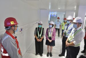 Mr Michael WONG (first right), Professor Sophia CHAN (centre), Dr Tony KO (second right) and Mrs Sylvia LAM (second left) visit one of the wards of the temporary hospital.