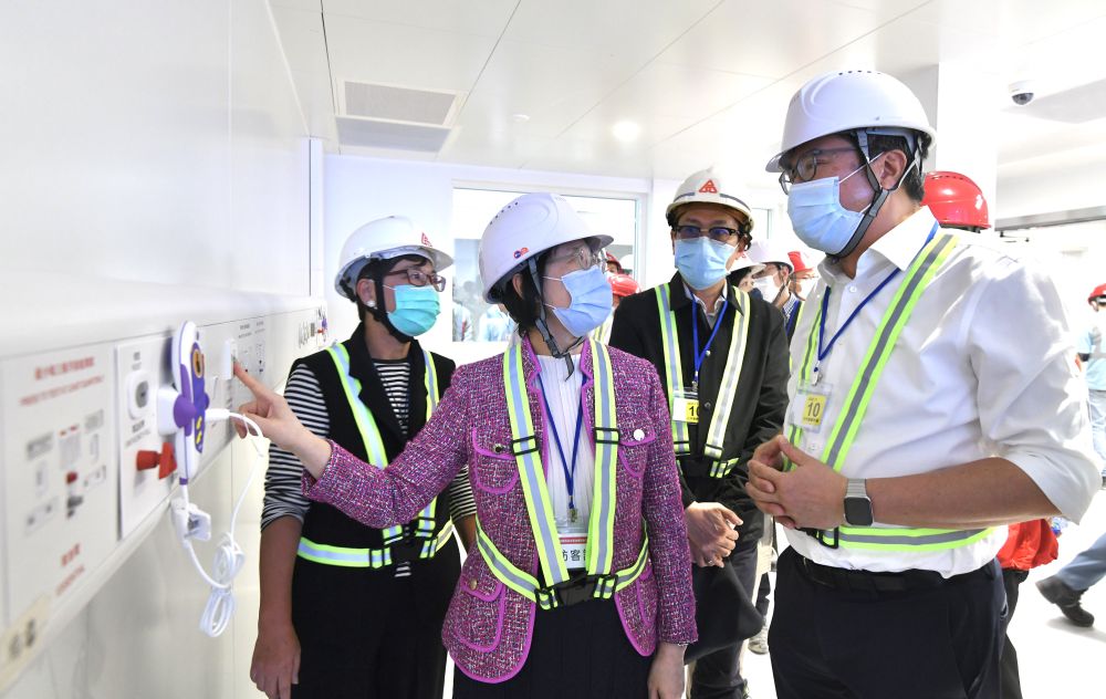 Mr Michael WONG (right, front row), Professor Sophia CHAN (left, front row) and Mrs Sylvia LAM (left, back row) visit the facilities inside the ward.