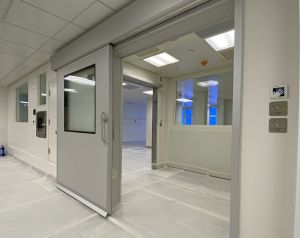 The access of the ward is installed with double doors to create buffer areas for preventing airborne transmission.