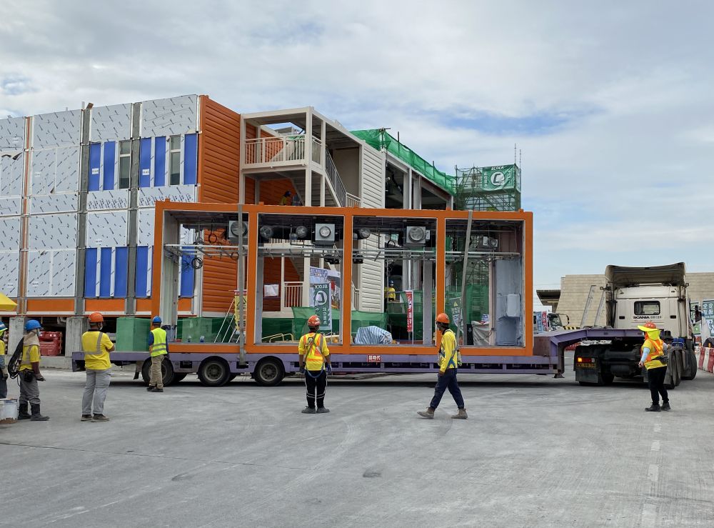 The temporary hospital is Hong Kong’s first hospital with negative pressure isolation wards built using the Modular Integrated Construction (MiC) technology. The standard wards are composed of three MiC modules, which are produced in the factory and then transported to the site for installation.