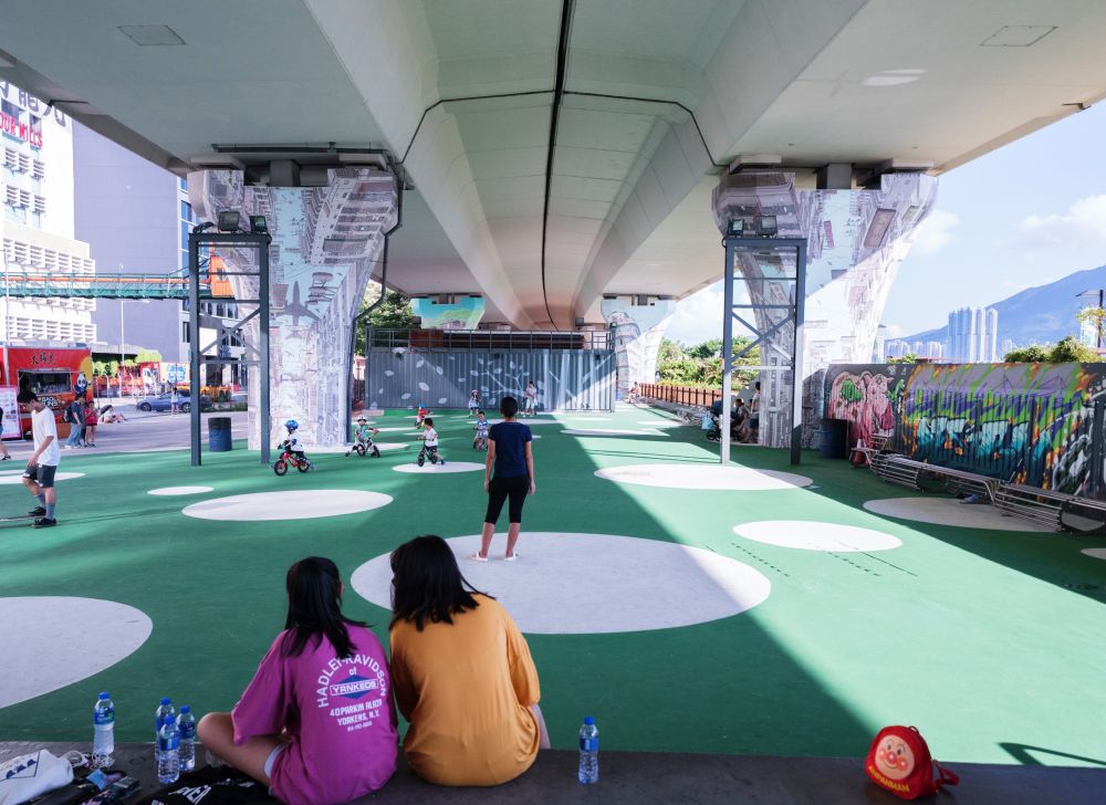 The Policy Address proposes to implement the Invigorating Island South initiative which is inspired by the Energising Kowloon East (EKE) initiative. The EKE project was an innovative district development concept rolled out by the Government in 2011, through which the old industrial areas in Kowloon East are transformed into a vibrant new Central Business District.