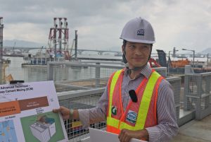 Senior Geotechnical Engineer of the SLO, Mr CHEUNG Kin-tak, Henry, says that the non-dredged method refers to reclamation not involving the removal of marine mud on the seabed, which can reduce the dispersion of suspended particles in water and effectively minimise the impact on the environment while no sea transport for marine mud dumping is required.