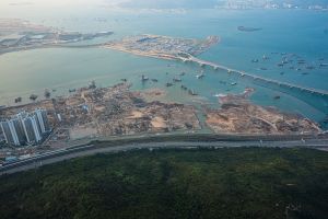 To ensure that the project will not affect the environment, silt curtains in the picture (shown in yellow) fully enclose the 130-hectare reclamation site to prevent the outflow of silt particles.