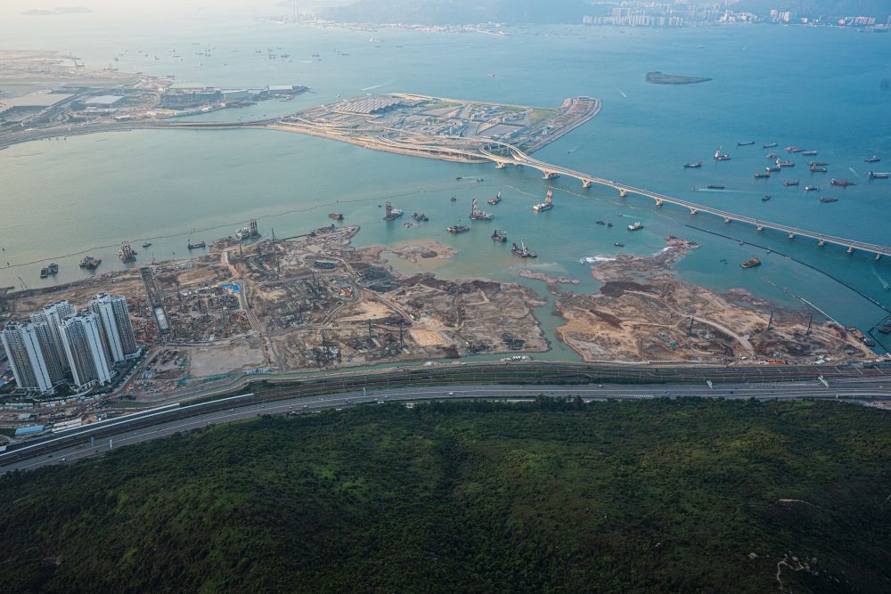 To ensure that the project will not affect the environment, silt curtains in the picture (shown in yellow) fully enclose the 130-hectare reclamation site to prevent the outflow of silt particles.