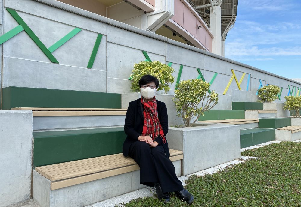 To strengthen the Siu Sai Wan Sports Ground’s capability to withstand wind and waves, colleagues from the Architectural Services Department (ArchSD) and the Civil Engineering and Development Department built additional protective facilities and carried out beautification works such as painting on the wave walls and setting up additional seating. Mrs Sylvia LAM hopes that the public can also feel the thought colleagues have put into their work.
