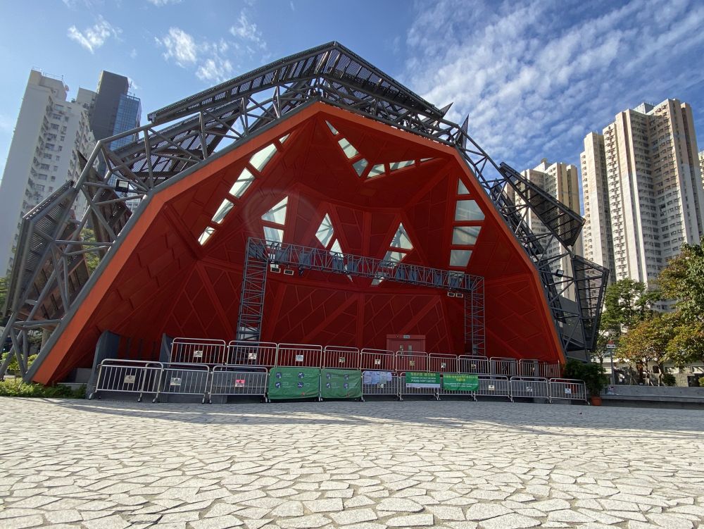 The design of the stage in the Eastern District Cultural Square in Shau Kei Wan, as pictured, is unique and looks like the crown worn by female leads in Cantonese opera, matching the culture of local residents who enjoy this art.