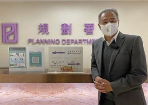 Mr LEE Kai-wing, Raymond, former Director of Planning (DoP), retired this month. He says the basic ideology of town planning is “to conclude the past and plan for the future”. Under this ideology, planners should learn from past experience, avoid previous mistakes, and stretch creativity and imagination to plan for the future.