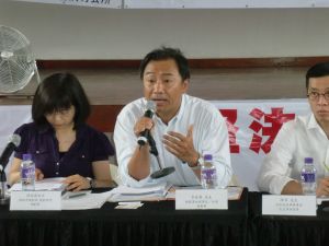Having served the government for over 35 years, Raymond finds the Kwu Tung North/Fanling North New Development Areas (previously known as the North East New Territories New Development Areas) Project particularly unforgettable. Photo shows Raymond hosting a public consultation meeting on the project.