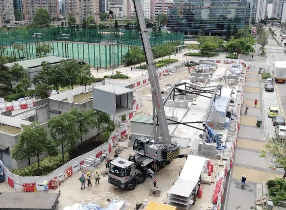 Most of the modules of the temporary public market are prefabricated in a factory before being transported to the site for installation.
