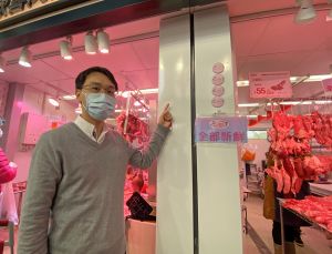 Architect of the ArchSD, Mr LO Yee-cheung, Adrian, says that, to help the public feel at ease shopping at the market, the project team has specially introduced technologies to install anti-fouling and anti-bacterial ceramic panels between stalls.
