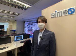 Electrical and Mechanical Engineer of the DSD, Mr Ian LEUNG, demonstrates how the BiM@D Technology and Training Centre can help review and improve project planning and design.