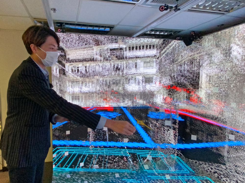 Mr Ian LEUNG demonstrates how Point Cloud technology, combined with BIM and CAVE, can reproduce the construction site and its surroundings in detail accurately.