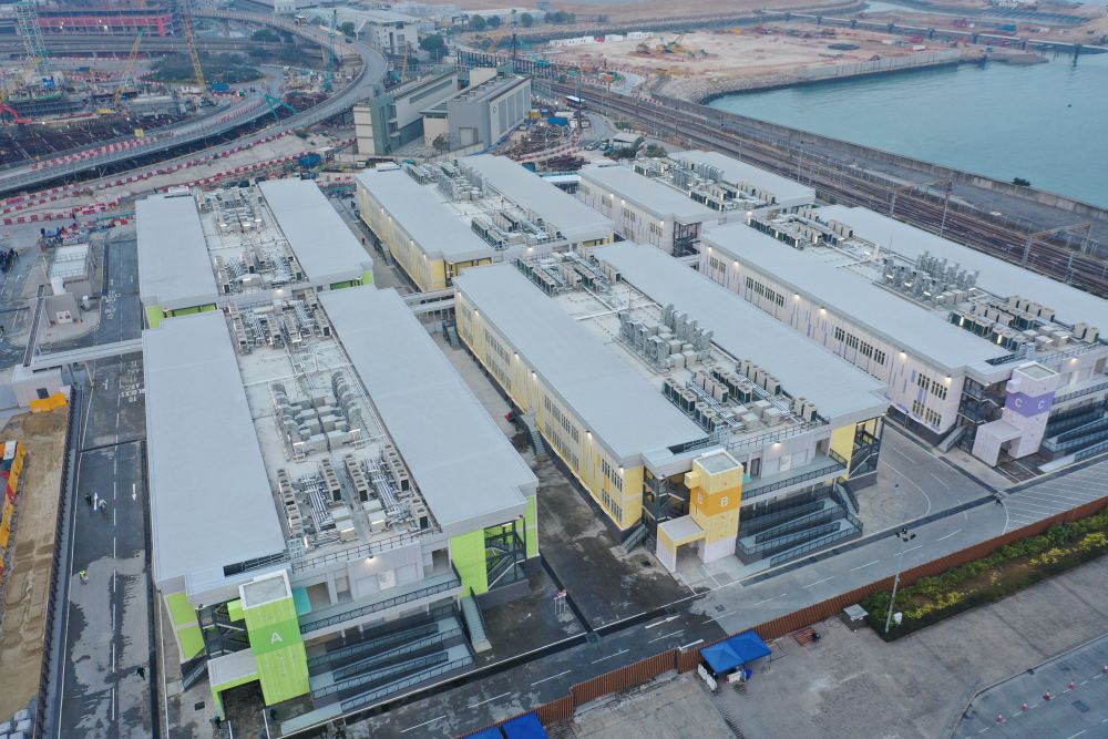 The hospital comprises six Ward Blocks and one Central Medical Block, providing a total of 816 negative pressure beds.