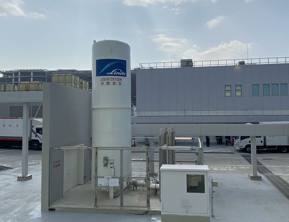 The liquid oxygen tank with a capacity of 11 000 litres in the hospital can supply oxygen for five to eight consecutive days.