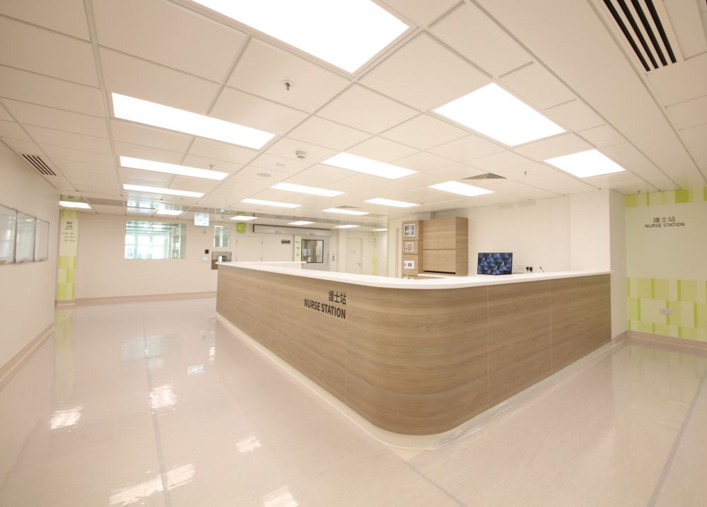 Each storey of a ward block is equipped with 72 beds and two nurse stations. The ancillary facilities of the nurse stations are no different from those in general hospitals.