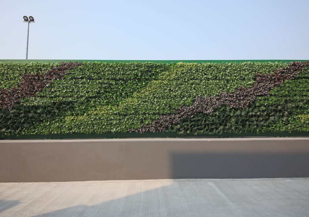 Given that two of the ward blocks are close to the MTR rails, the project team has retrofitted green noise barriers next to the blocks to prevent patients from being affected by the noise.