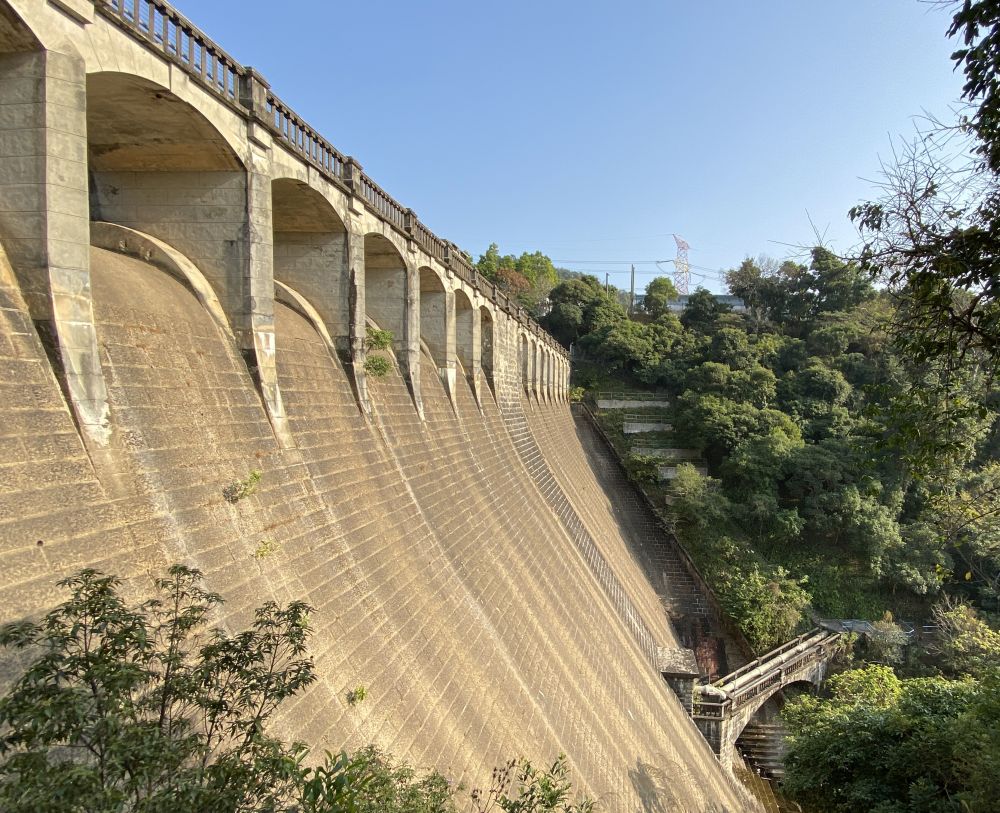 The project is conducted next to the dam of Kowloon Byewash Reservoir. As the dam is a Grade 2 Historic Building with a history of 90 years, one of the challenges is to minimise the impact on the dam during construction.