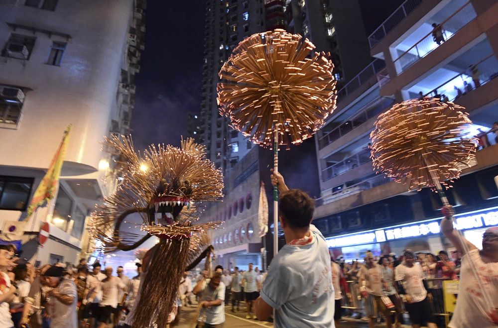 大坑舞火龍2011年被列入第三批國家級非物質文化遺產名錄。每年中秋節，火龍在大街小巷中舞動翻騰，已成為不少市民和遊客的節慶活動。  