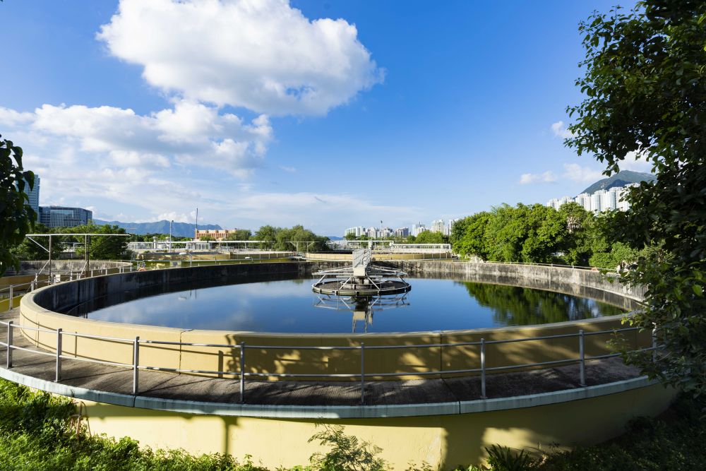 沙田污水處理廠遷入岩洞後，圖中所見的污水處理設施將會遷入岩洞內，進一步減少異味對社區的影響，改善社區環境。
