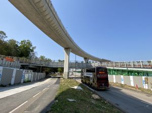 工程團隊特意建造了一條橫跨亞公角街的臨時行車天橋，方便工程車輛進出工地，減少工程對附近交通造成的壓力。