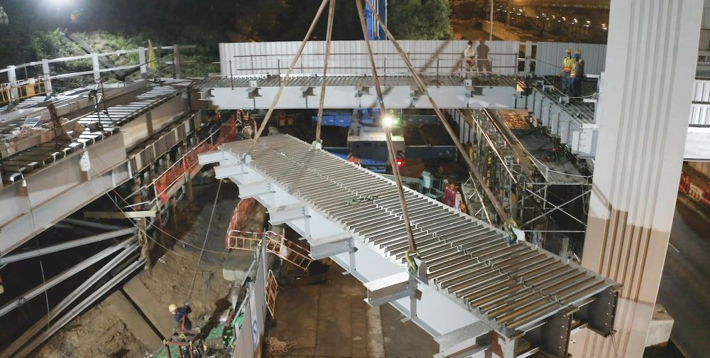 工程團隊應用了多項新技術，如建築信息模擬（Building Information Modelling，簡稱BIM）技術、「可供製造和裝配的設計」（Design for Manufacture and Assembly，簡稱DfMA）等，協助興建臨時行車天橋，提升工程效率。