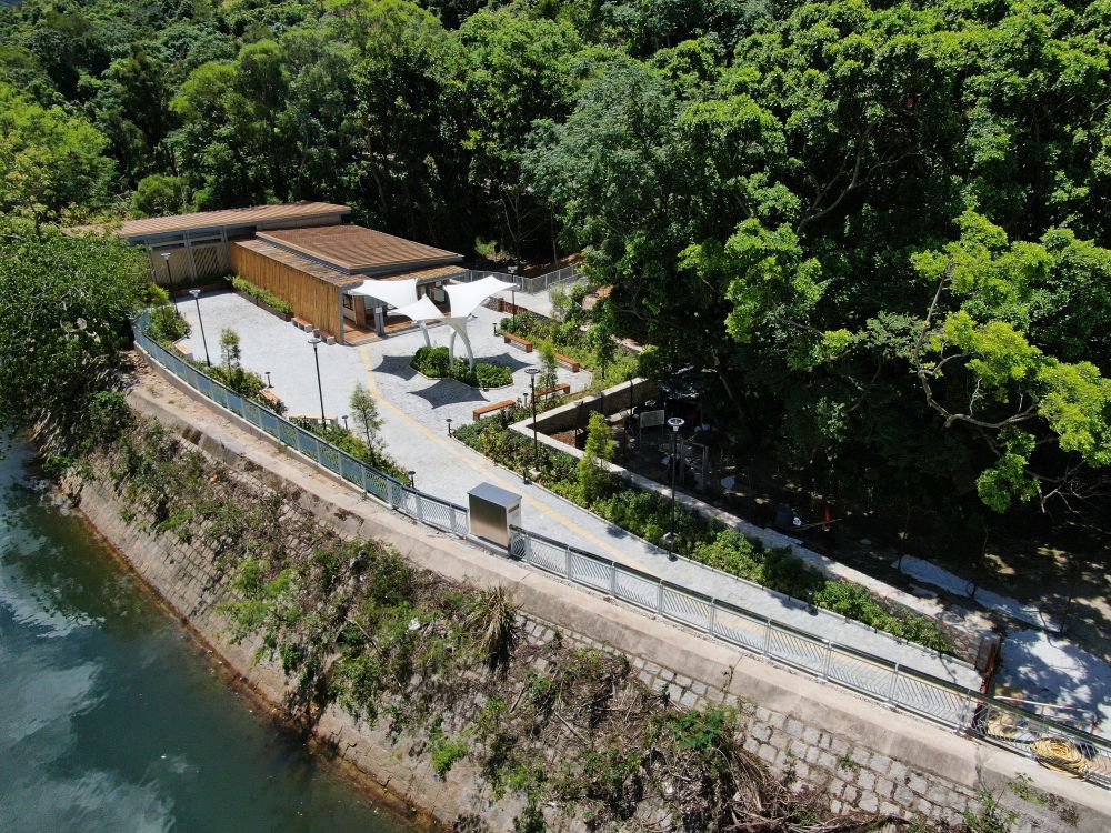 為了讓公眾對沙田污水處理廠搬遷計劃有更深入的認識，工程團隊在地盤附近建造社區聯絡中心，方便居民查詢工程資訊。