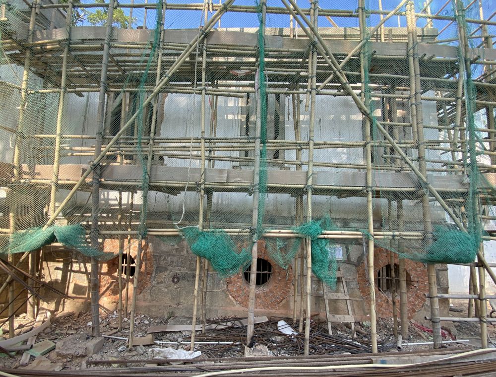 The Main Building of the SSQ is a two-storey building and its lower storey has really thick granite block walls with circular bull’s eye windows.
