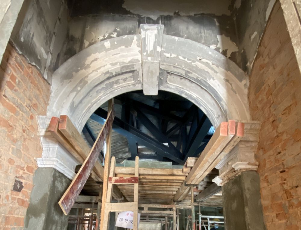The staircase to the Main Building has a decorative keystone at its end and a keystone in its centre being the key to supporting the arch.