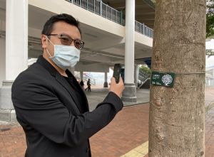 二維條碼樹木標籤的顧問公司代表、園境師陳元敬說，印有二維條碼的「樹牌」掛在樹上的高度，會配合行人的視線。