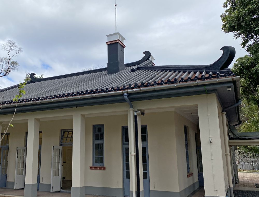 The LHTWC combines Western Arts and Crafts features with local vernacular features such as double-layered Chinese pan-and-roll tile pitched roofs and curling end ridges. Such buildings in the Chinese Eclectic style with Arts and Crafts features are very rare in Hong Kong.