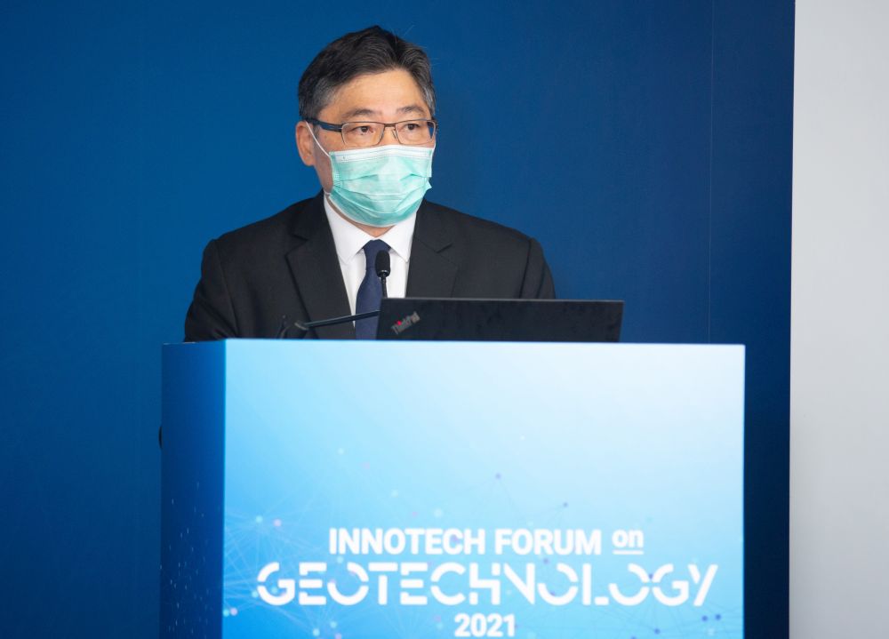 The Geotechnical Engineering Office (GEO) held the “Innotech Forum on Geotechnology” recently (26 March) and the Permanent Secretary for Development (Works), Mr LAM Sai-hung, attended as the guest of honour. At the opening address, he said that the GEO had been committed to adopting innovation and technology to deal with landslide risks in recent years and encouraged the industry to join hands to overcome future challenges.