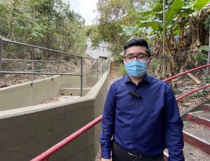 土力工程處土力工程師鄭嘉俊以背後位於香港仔石排灣的泥石壩為例，在工程設計階段，他們利用了數碼化地理模型和地質數據，分析斜坡的穩定性和評估泥石流的風險。
