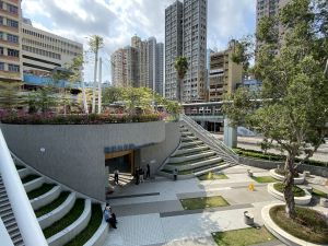 建築署以創新的設計重建荃灣區西樓角花園，包括把半個公園「升高」，興建一個平台花園，並在平台下興建活動中心。