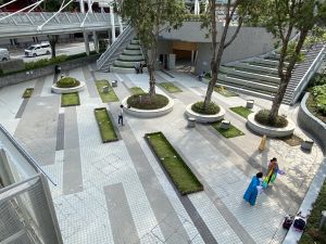 The Architectural Services Department (ArchSD) has redeveloped the Sai Lau Kok Garden in Tsuen Wan District with innovative design, including “raising” half of the garden to construct a podium garden and an activity centre under it.
