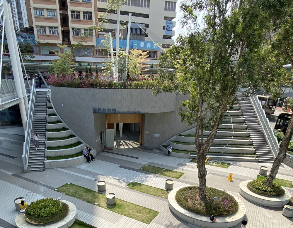 The ArchSD has built several new staircases and one suspended footbridge in the garden which connects to the existing footbridge network in the district, making the garden highly accessible.