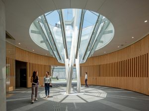 The inverted cone skylight of Sai Lau Kok Garden not only facilitates natural ventilation and lighting, but also brings the outdoor environment to the interior to enhance the sense of spaciousness.