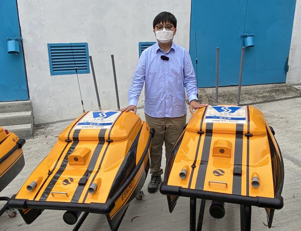 Waterworks chemist of the Water Supplies Department (“WSD”), Mr TANG Ho-wai, tells us that the WSD now uses the Unmanned Surface Vessel system to monitor water quality and collect samples in the Plover Cove Reservoir (“PCR”) on a regular basis.