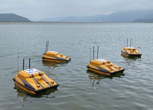 圖示在船灣淡水湖上的電動無人船。每艘無人船均配置了水質分析裝置、取樣裝置、衛星導航接收器等。