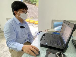 Waterworks chemist of the WSD, Mr TANG Ho-wai, demonstrates how to remotely control the four electric USVs to navigate automatically along a pre-set route, monitor water quality and conduct sampling at designated locations through the base station computer at the same time.