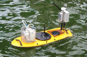 圖為2015年水務署同事自行改裝的另一艘遙控船，可以監測水質，更可記錄監測數據及取樣位置。