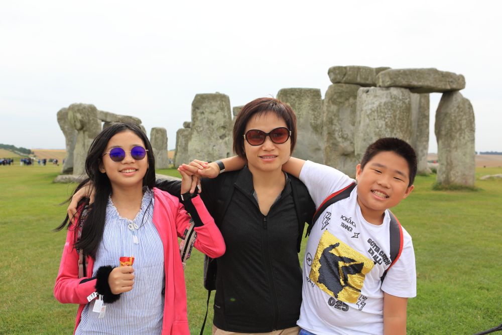 Given her busy work schedule, in the past Ms Iris LAU always travelled abroad with her family during holidays, in order to spend time with her children all day.